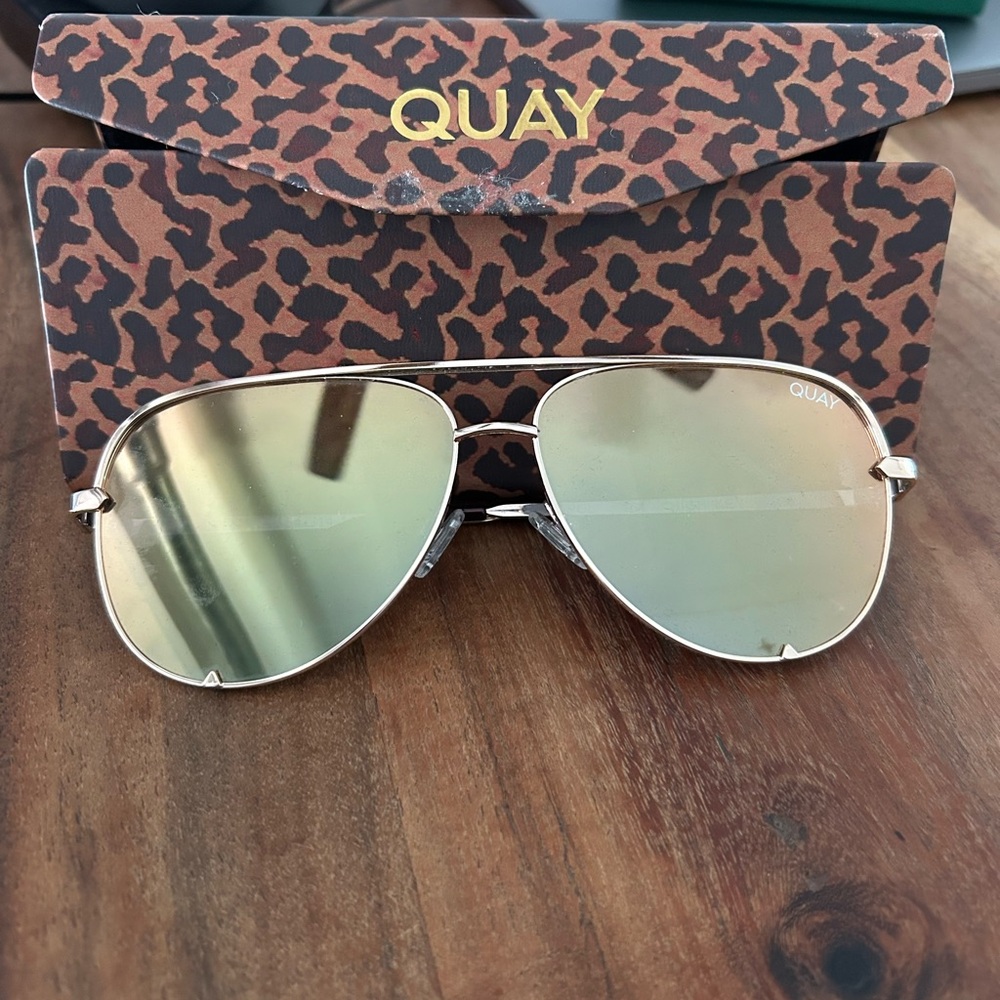 Quay Hi Key with case